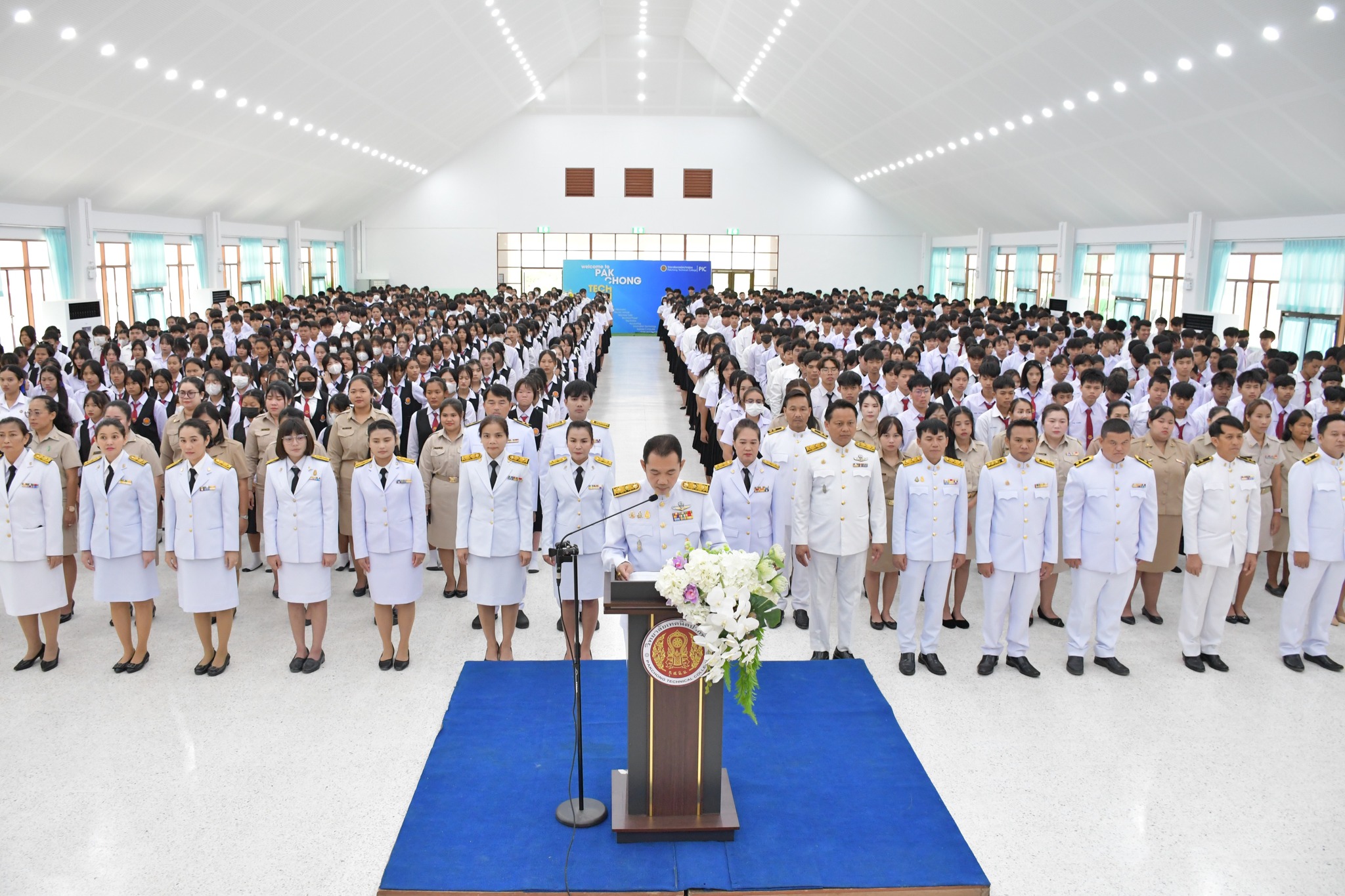 พิธีวางพานพุ่มเปิดกรวยกระทงดอกไม้ ธูปเทียนแพ ถวายสักการะ เบื้องหน้าพระบรมฉายาลักษณ์ฯ และ กล่าวถวายพระชัยมงคลแด่ สมเด็จพระนางเจ้าสุทิดา พัชรสุธาพิมลลักษณ พระบรมราชินี