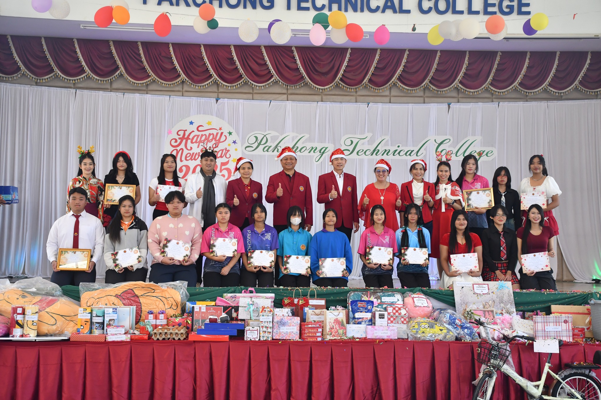 กิจกรรมวันคริสต์มาส และมอบความสุข ส่งท้ายปีเก่าต้อนรับปีใหม่ ให้กับนักเรียน นักศึกษา ณ อาคารโดมอเนกประสงค์ วิทยาลัยเทคนิคปากช่อง