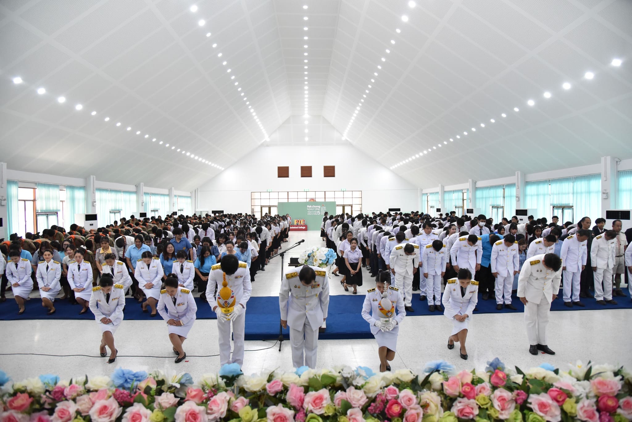 พิธีวางพานพุ่มเปิดกรวยกระทงดอกไม้ ธูปเทียนแพ ถวายสักการะ เบื้องหน้าพระบรมฉายาลักษณ์ฯ และ กล่าวถวายพระชัยมงคลแด่ สมเด็จพระนางเจ้าสิริกิติ์ พระบรมราชินีนาถ พระบรมราชชนนีพันปีหลวง ( เนื่องในวันแม่แห่งชาติ 12 สิงหาคม 2568)